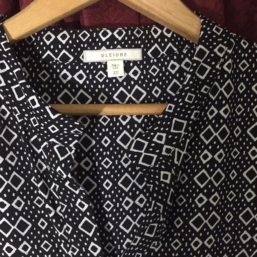 Pleione Sleeveless Black and White Blouse